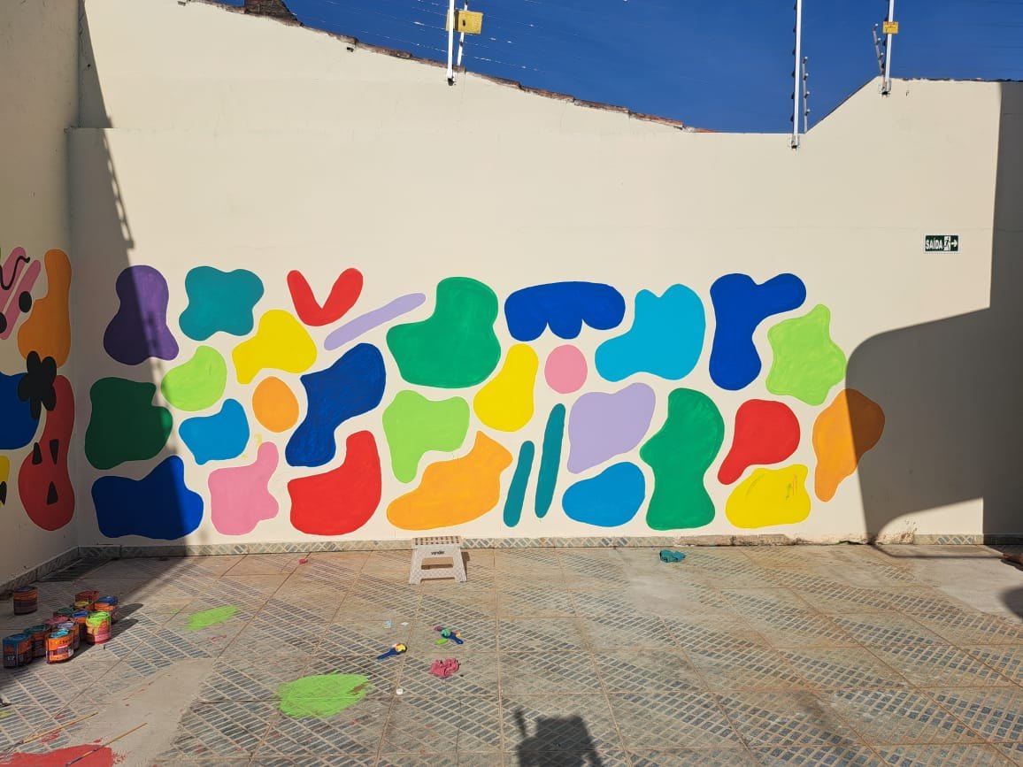 Área externa da Aldeia Crescer com mural colorido