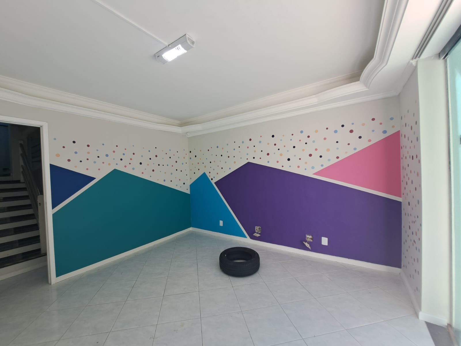 Sala interna colorida da Aldeia Crescer