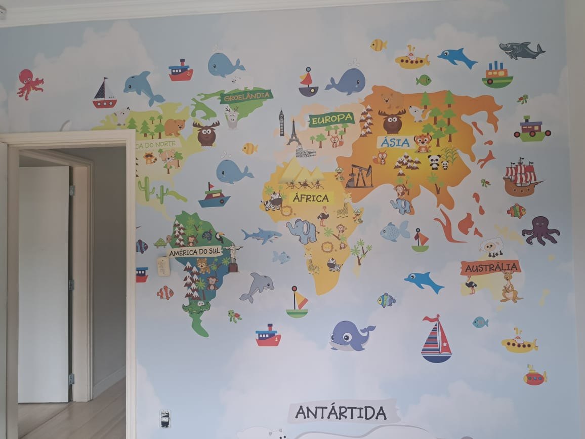 Ambiente interno da Aldeia Crescer com mapa-múndi